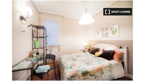 Habitación luminosa en apartamento de 3 dormitorios en Uribarri, Bilbao