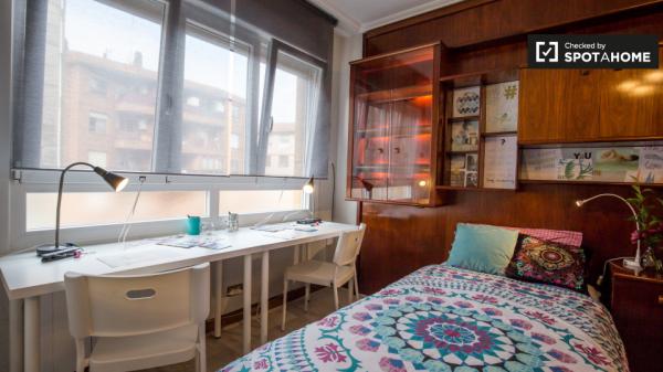 Habitación luminosa en apartamento de 3 dormitorios en Uribarri, Bilbao