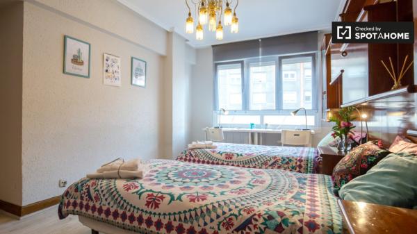 Habitación luminosa en apartamento de 3 dormitorios en Uribarri, Bilbao