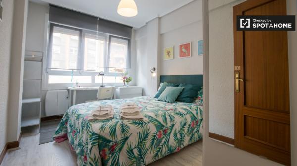 Habitación luminosa en apartamento de 3 dormitorios en Uribarri, Bilbao