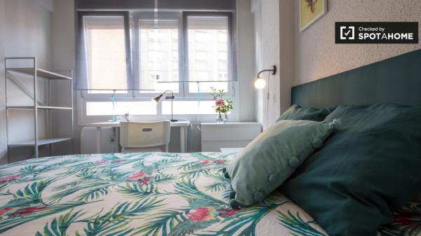 Habitación luminosa en apartamento de 3 dormitorios en Uribarri, Bilbao