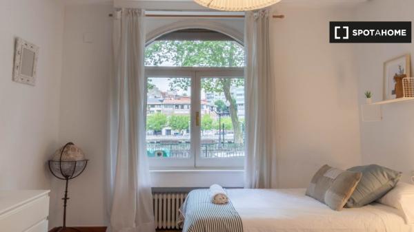 Apartamento de 2 dormitorios en alquiler en Abando, Bilbao