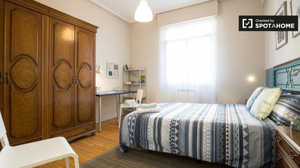 Amplia habitación en apartamento de 3 dormitorios en Uribarri, Bilbao