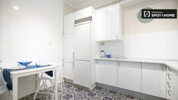 Amplia habitación en apartamento de 3 dormitorios en Uribarri, Bilbao