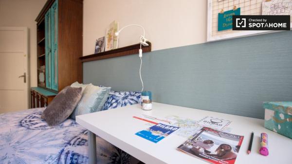 Amplia habitación en apartamento de 3 dormitorios en Uribarri, Bilbao