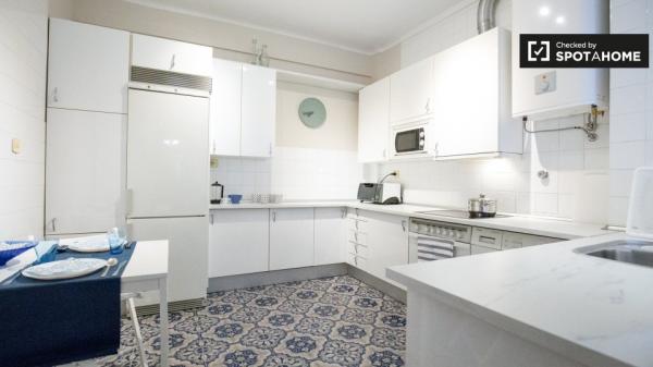 Amplia habitación en apartamento de 3 dormitorios en Uribarri, Bilbao