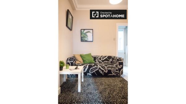 Bonita habitación en un apartamento de 4 dormitorios en Indautxu, Bilbao