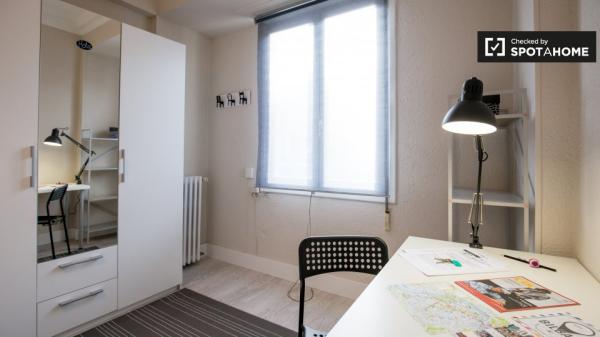 Habitación enorme en un apartamento de 4 dormitorios en Indautxu, Bilbao