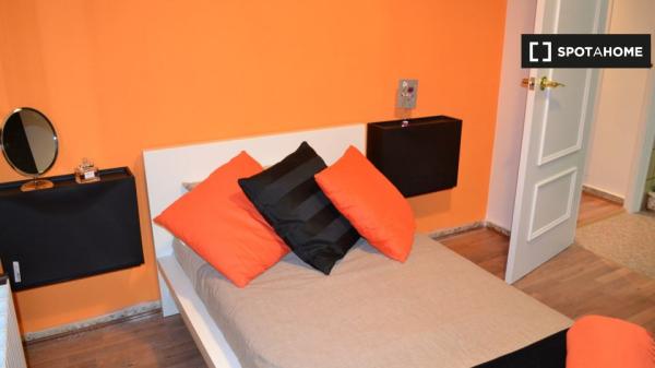 Habitaciones en alquiler en apartamento de 4 dormitorios en Madrid!