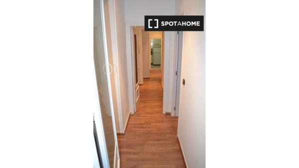 Habitaciones en alquiler en apartamento de 4 dormitorios en Madrid!