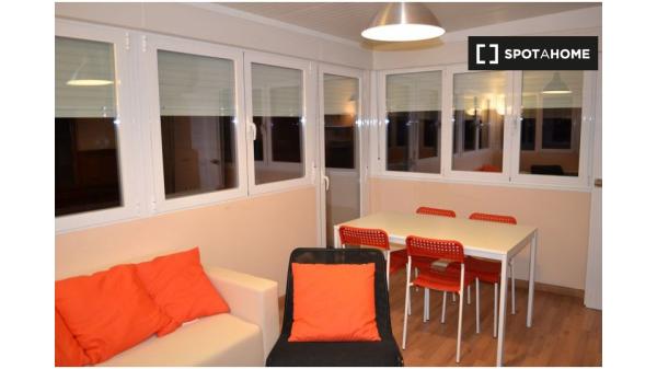 Habitaciones en alquiler en apartamento de 4 dormitorios en Madrid!