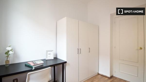 Habitaciones en alquiler en apartamento de 4 dormitorios en Madrid!