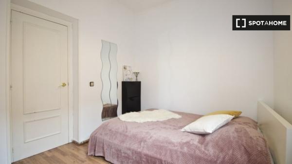 Habitaciones en alquiler en apartamento de 4 dormitorios en Madrid!