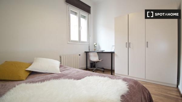 Habitaciones en alquiler en apartamento de 4 dormitorios en Madrid!