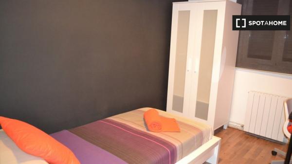 Habitaciones en alquiler en apartamento de 4 dormitorios en Madrid!