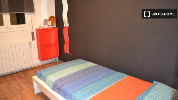 Habitaciones en alquiler en apartamento de 4 dormitorios en Madrid!