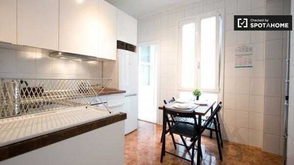 Elegante habitación en un apartamento de 4 dormitorios en Indautxu, Bilbao