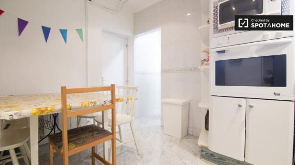 Hermosa habitación en apartamento en Puerta del Ángel, Madrid