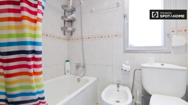 Hermosa habitación en apartamento en Puerta del Ángel, Madrid