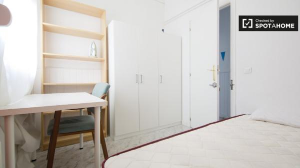 Hermosa habitación en apartamento en Puerta del Ángel, Madrid