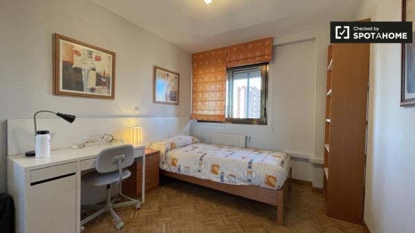 Se alquila habitación en apartamento de 3 dormitorios en Madrid