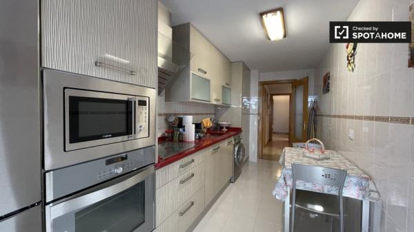 Se alquila habitación en apartamento de 3 dormitorios en Madrid