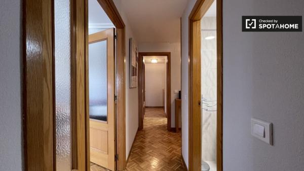 Se alquila habitación en apartamento de 3 dormitorios en Madrid