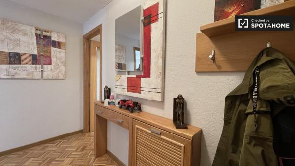 Se alquila habitación en apartamento de 3 dormitorios en Madrid