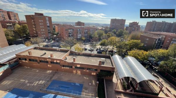 Se alquila habitación en apartamento de 3 dormitorios en Madrid