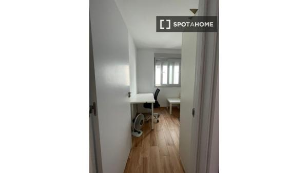 Chambre à louer dans un appartement de 4 chambres à Séville