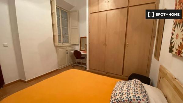 Geräumiges Zimmer in 3-Zimmer-Wohnung in Malaga