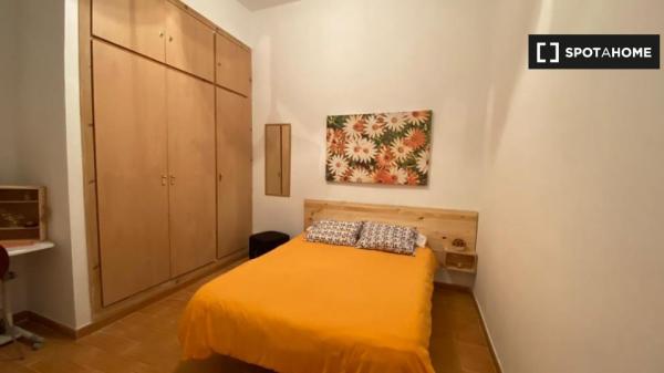 Geräumiges Zimmer in 3-Zimmer-Wohnung in Malaga