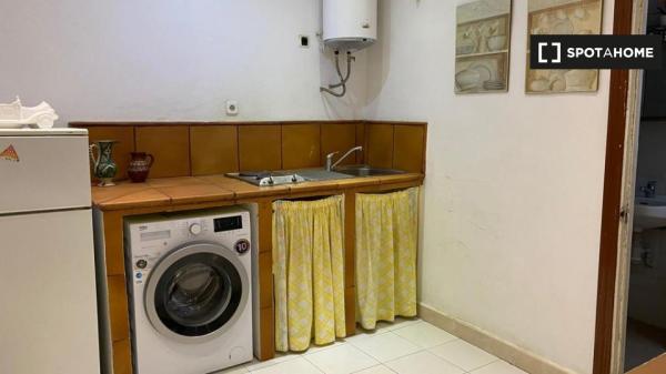 Habitación en piso de 3 dormitorios en Málaga