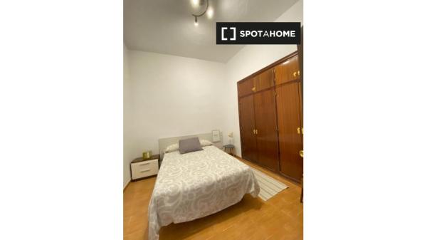 Geräumiges Zimmer in 3-Zimmer-Wohnung in Malaga