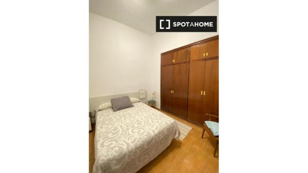 Geräumiges Zimmer in 3-Zimmer-Wohnung in Malaga