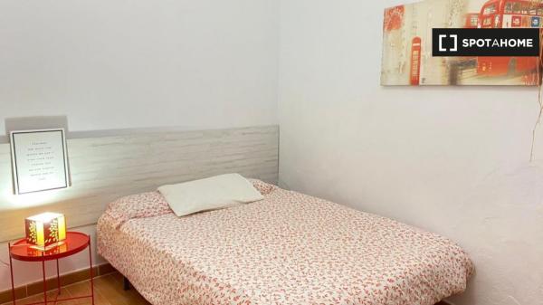 Geräumiges Zimmer in 3-Zimmer-Wohnung in Malaga