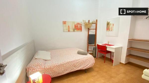 Habitación en piso de 3 dormitorios en Málaga