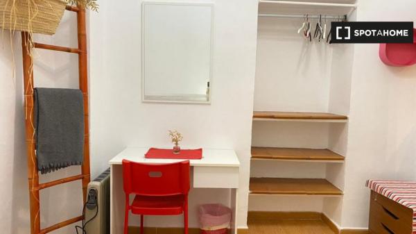 Geräumiges Zimmer in 3-Zimmer-Wohnung in Malaga