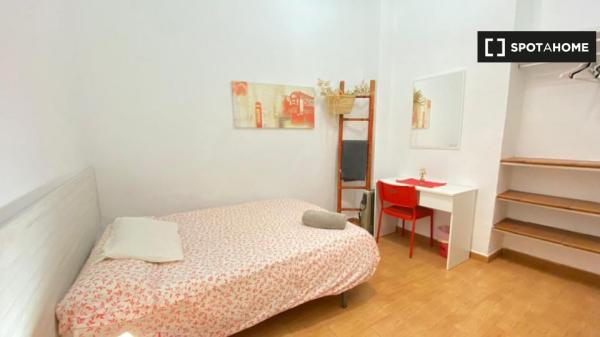 Geräumiges Zimmer in 3-Zimmer-Wohnung in Malaga