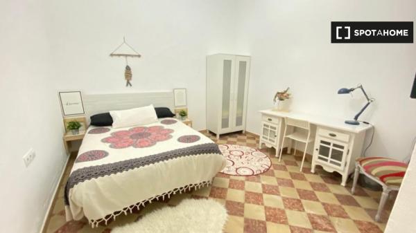 Habitación en piso de 4 dormitorios en Málaga