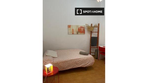 Geräumiges Zimmer in 3-Zimmer-Wohnung in Malaga