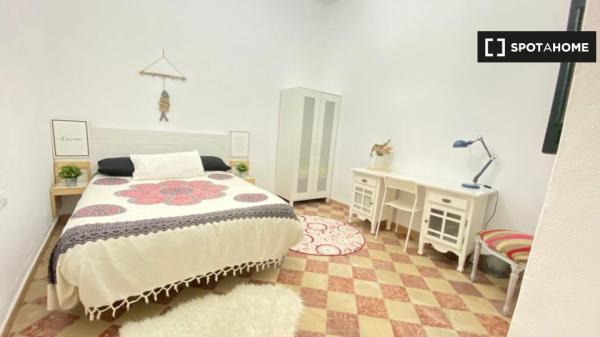 Habitación en piso de 4 dormitorios en Málaga