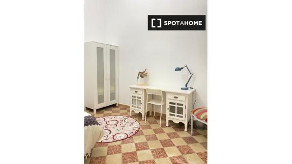 Habitación en piso de 4 dormitorios en Málaga