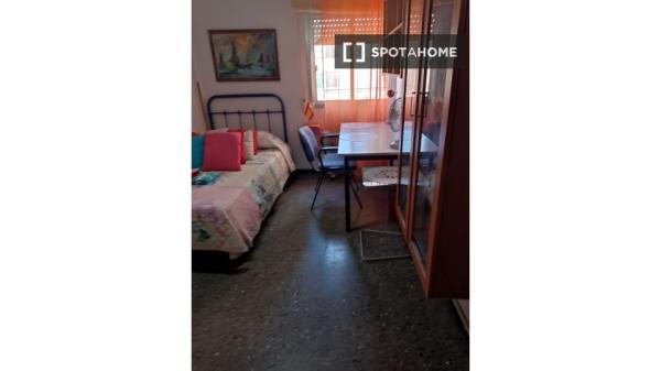 Room in shared apartment in Jaén