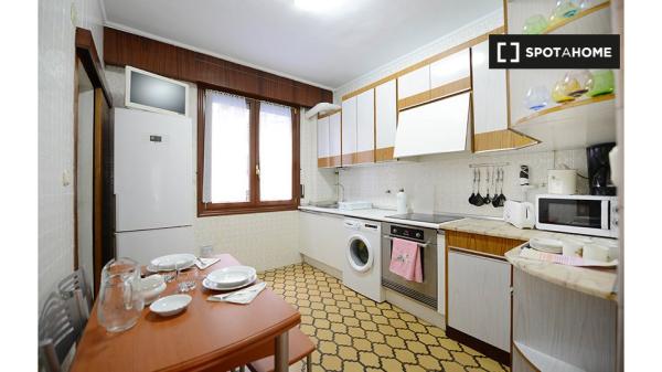 Aluga-se quarto em apartamento de 4 quartos em Abando, Bilbao