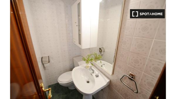 Aluga-se quarto em apartamento de 4 quartos em Abando, Bilbao