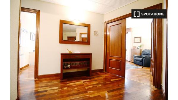 Room for rent in 4-bedroom apartment in Abando, Bilbao