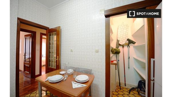 Room for rent in 4-bedroom apartment in Abando, Bilbao