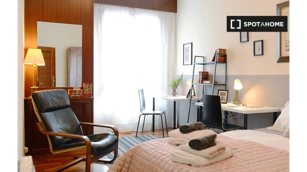 Room for rent in 4-bedroom apartment in Abando, Bilbao