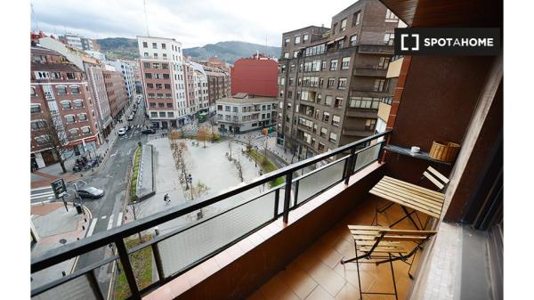 Chambre à louer dans un appartement de 4 chambres à Abando, Bilbao